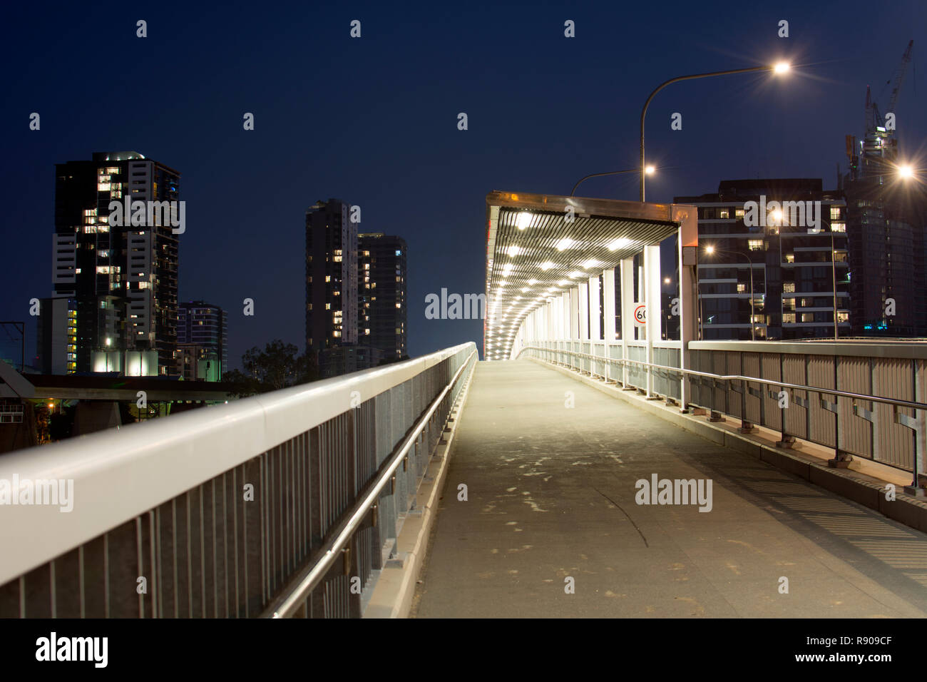 Il Go tra il ponte di notte, Brisbane, Queensland, Australia Foto Stock