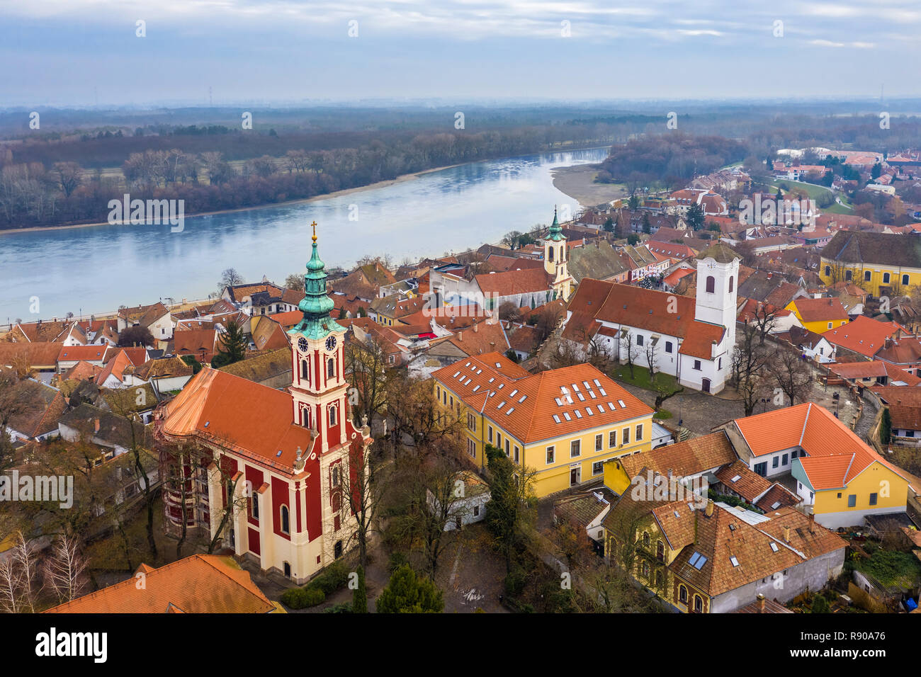 Szentendre, Ungheria - Antenna vista sullo skyline di Szentendre, la piccola e graziosa cittadina sul fiume di Pest County in inverno Foto Stock