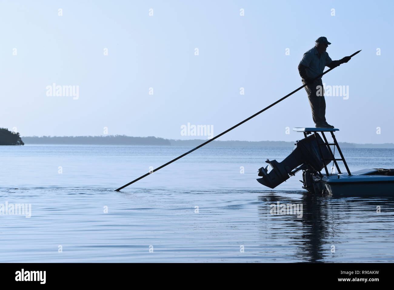 La pesca a mosca di polarizzazione in guida un appartamenti skiff in ricerca di tarpon e scorfano lungo il litorale del sud della Florida occidentale. Foto Stock