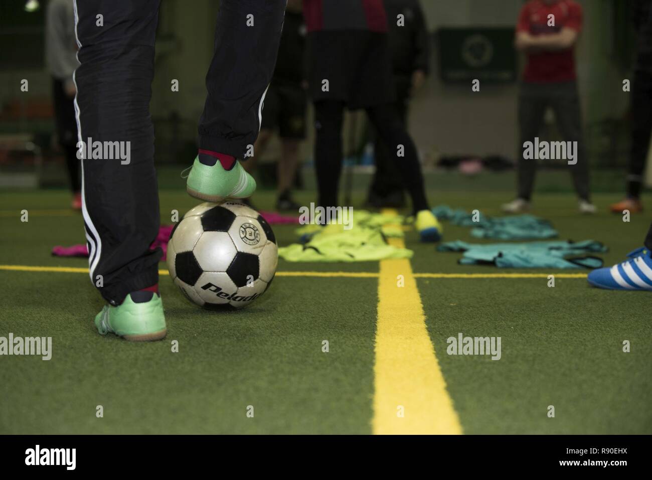 A Misawa combatté gli Stati Uniti appoggia il piede su un pallone da calcio prima di iniziare la pratica del calcio a Misawa combatté, Giappone, Marzo 14, 2017. Il gruppo è la prima squadra di calcio in Misawa combatté Football Association per includere il Giappone ai cittadini e ai cittadini americani del loro team. Gli uomini e le donne di Misawa combatté Air Base di impegno con la comunità è vitale per il mantenimento dei cinquanta anni di buone relazioni fra le due nazioni. Foto Stock