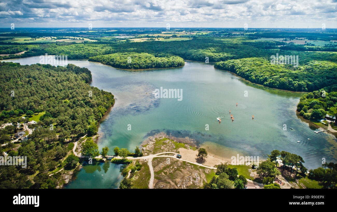 Lago Tremelin nella foresta di Broceliande, mitico bosco della leggenda arturiana. Lago, foresta e sport e ricreazione park Foto Stock