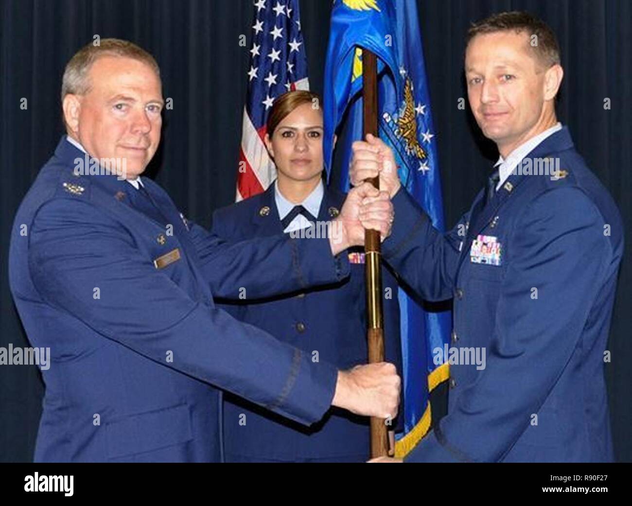 Col. Robert Stanton, 302nd gruppo Operations commander, passa le unità guidon di Lt. Col. James mcclain come egli assume il comando della 34Medicina Aeronautica squadrone di evacuazione durante una cerimonia Mar 4, 2017 a Peterson Air Force Base in Colorado. Mcclain precedentemente servito come il direttore delle operazioni per la 94th AES, 94th Airlift Wing, Dobbins Air Base di riserva, Georgia. Durante la cerimonia, McLain riconosciuto realizzazioni precedenti della trentaquattresima AES e detto, "Quando ho ricevuto la telefonata mi è stato estremamente entusiasti. La ringrazio. Sono molto felice di essere qui". Foto Stock