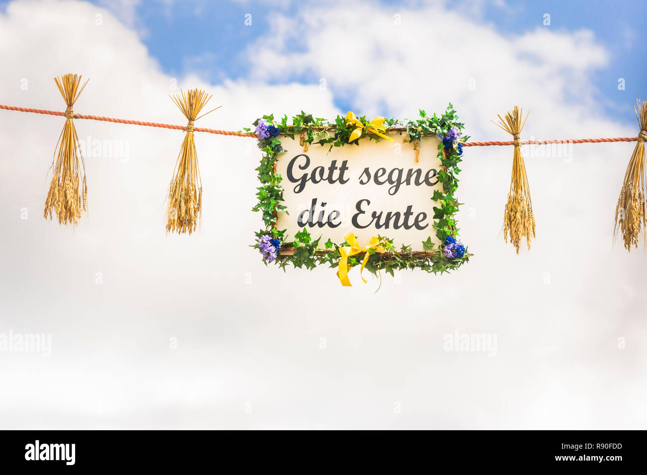 Fiorita segno, il testo recita: "ay Dio benedica questa messe", Foto Stock