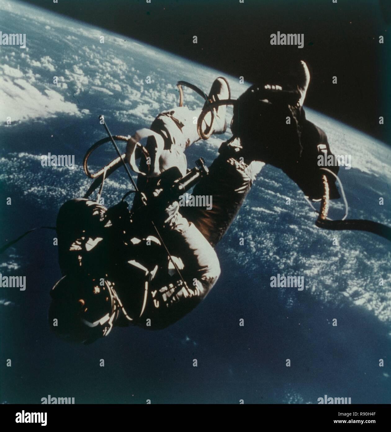 Astronauta Edward White esegue il primo americano spacewalk, 3 giugno 1965. Autore: James McDivitt A. Foto Stock