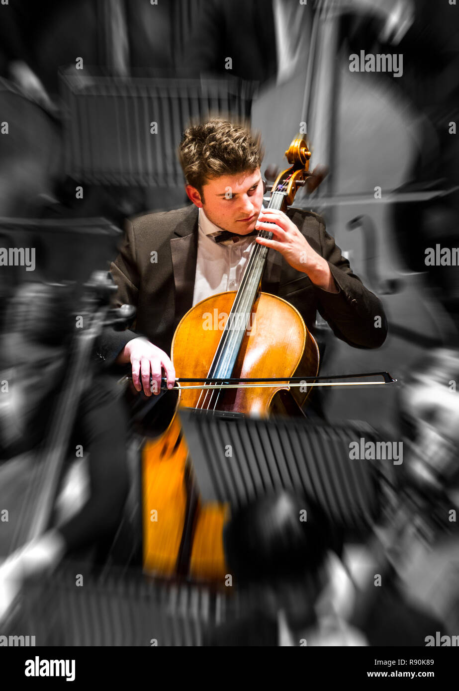 Immagine stilizzata di un giovane violoncellista a giocare il suo violoncello Foto Stock