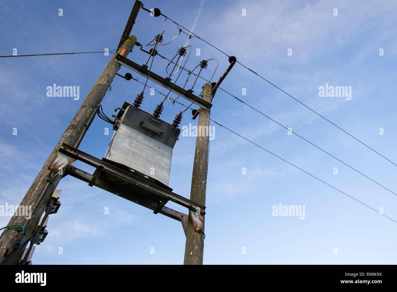 Le immagini dinamiche di distribuzione di potenza tralicci contro un cielo blu Foto Stock