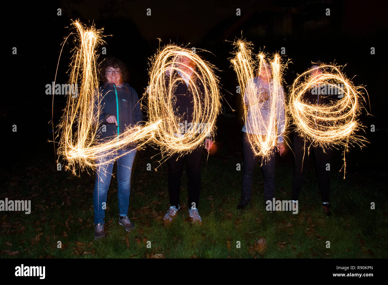 La parola amore delineati da quattro persone con botti Foto Stock