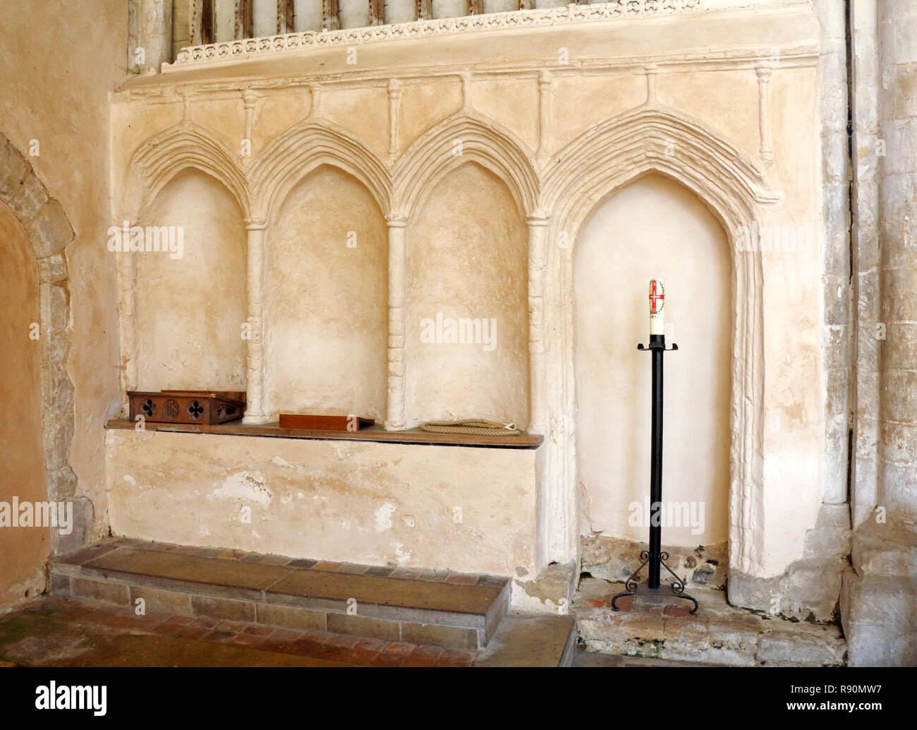 Un triplo sedilia nel priorato chiesa di Santa Maria e Santa Croce a Binham, Norfolk, Inghilterra, Regno Unito, Europa. Foto Stock