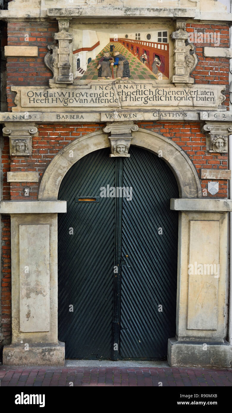 Santa Barbara Gasthuis porta di ex hofje almshouse ( ) in Haarlem Paesi Bassi olandese Foto Stock