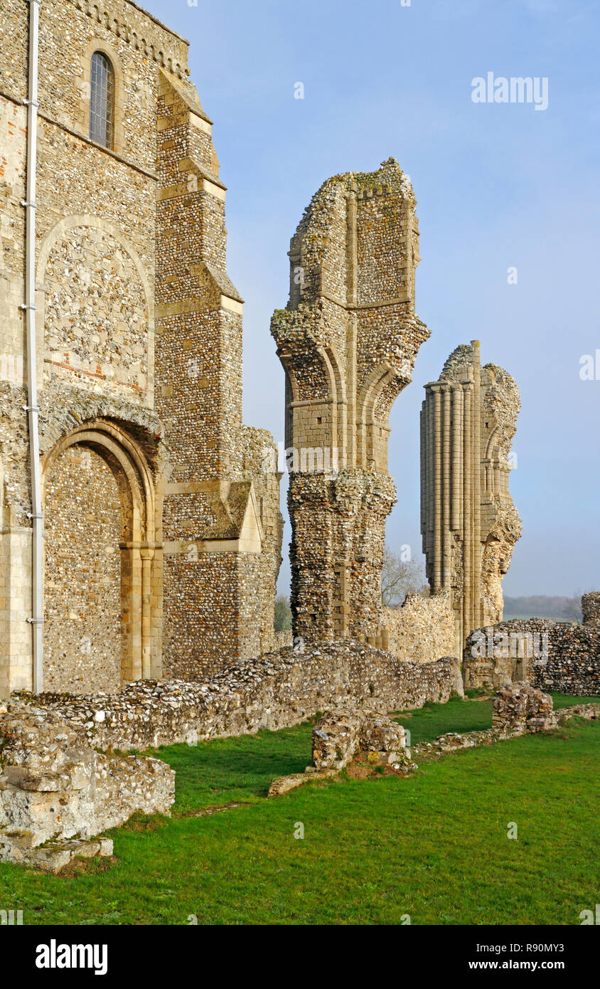 Una vista degli scavi e rovine presso l'estremità est del Priorato chiesa di Santa Maria e Santa Croce a Binham, Norfolk, Inghilterra, Regno Unito, Europa. Foto Stock