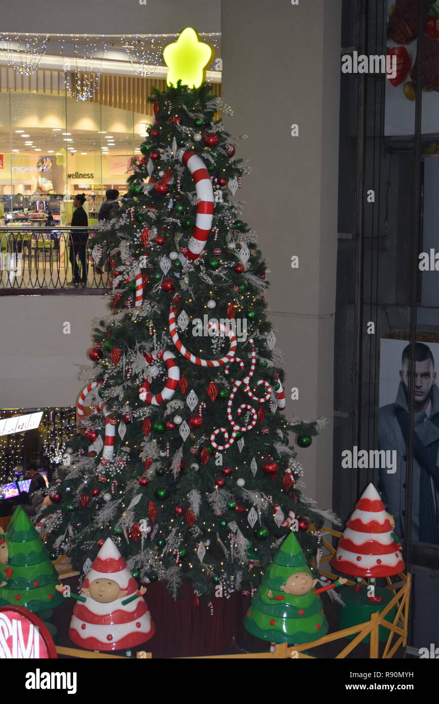 Baguio City dicembre 2018, gli alberi di Natale sono visualizzati in strada e SM City Baguio Foto Stock