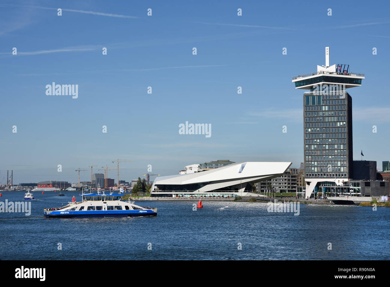 Waterfront di Amsterdam Noord distretto con un moderno edificio di eye Film Institute e la torre di Amsterdam Paesi Bassi, (banca del Nord dell'IJ) Foto Stock