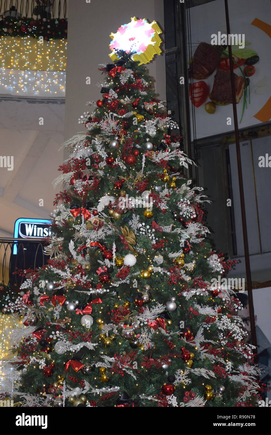 Baguio City dicembre 2018, gli alberi di Natale sono visualizzati in strada e SM City Baguio Foto Stock