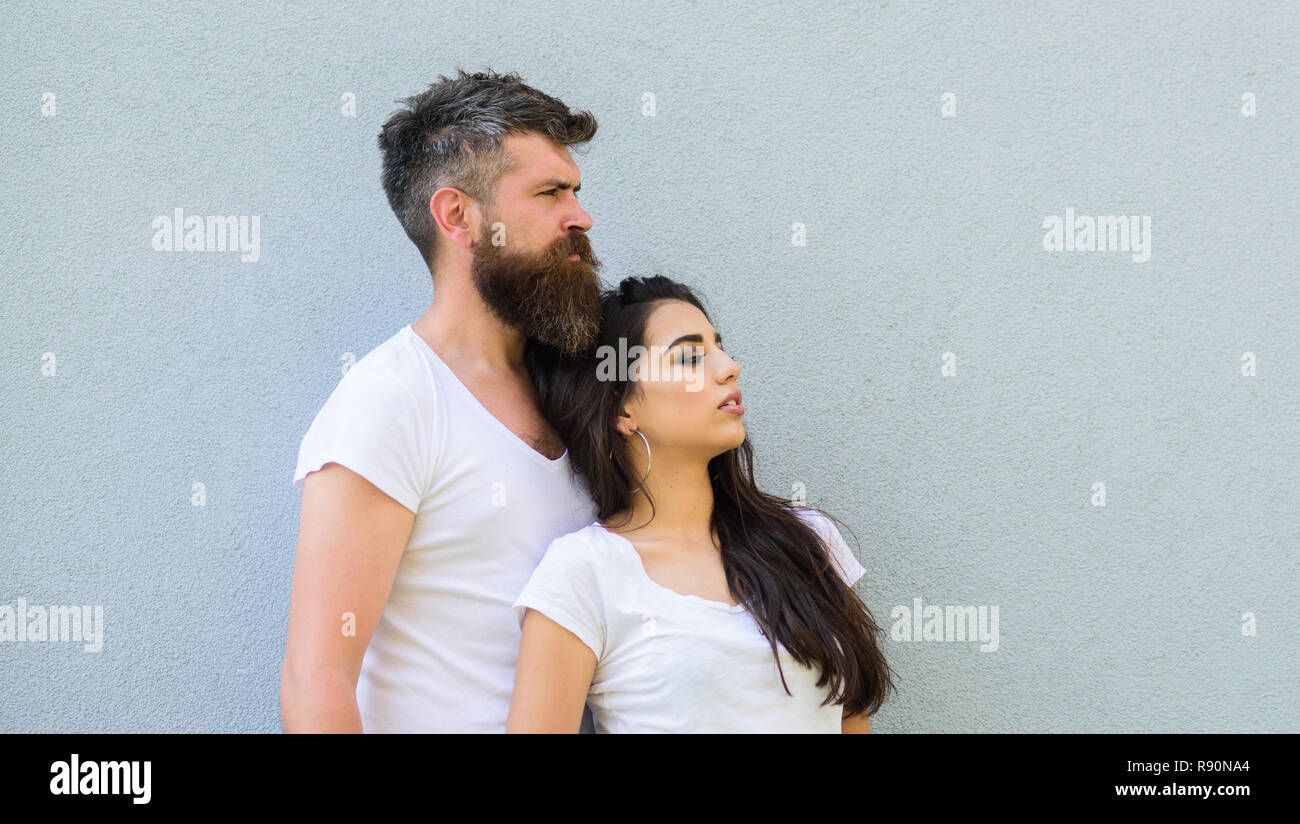 Tendenza moda comoda semplice abbigliamento per uomo e donna. La moderna  gioventù scegliere un abbigliamento confortevole. Elegante giovane. Uno  stile di vita urbano domanda vestiti comodi per ogni giorno. Giovane uno  sfondo