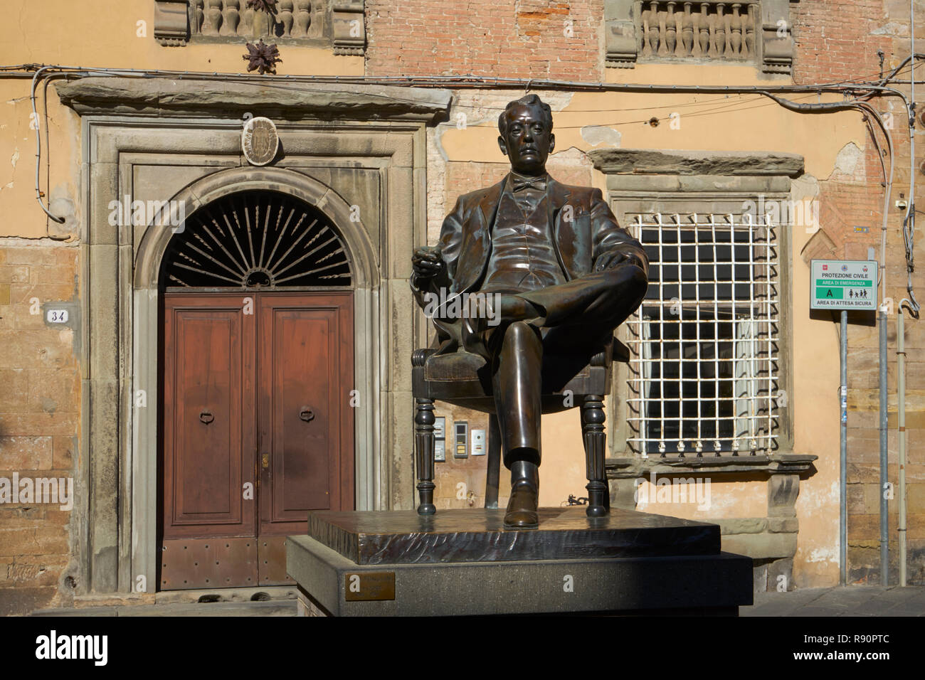 Lucca, Italia: Giacomo Puccini statua da Vito Tongiani, 1993-1994, Puccini Museum Foto Stock