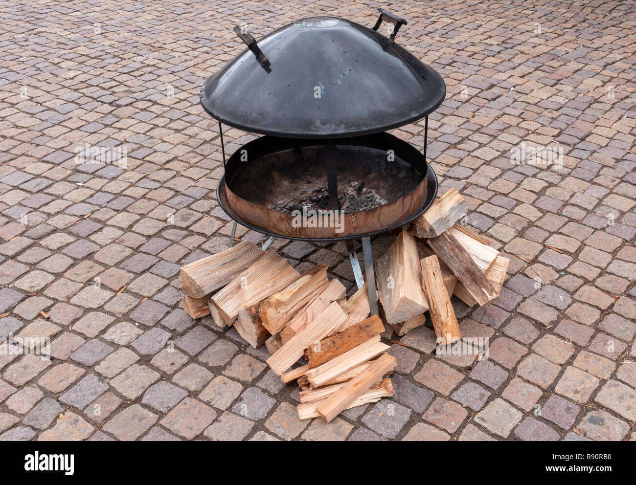 Portatile spento outdoor fire pit con innesco Foto Stock
