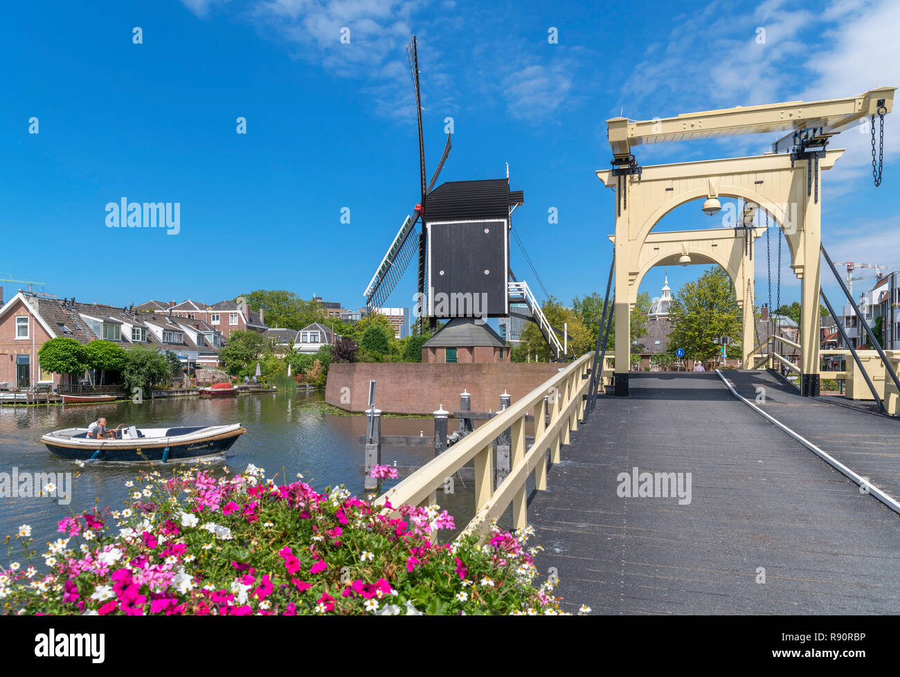 Il Rembrandt ponte (Rembrandtbrug) oltre la Rijn guardando verso il Molen de mettere il mulino a vento, Leiden, Zuid-Holland (South Holland), Paesi Bassi Foto Stock