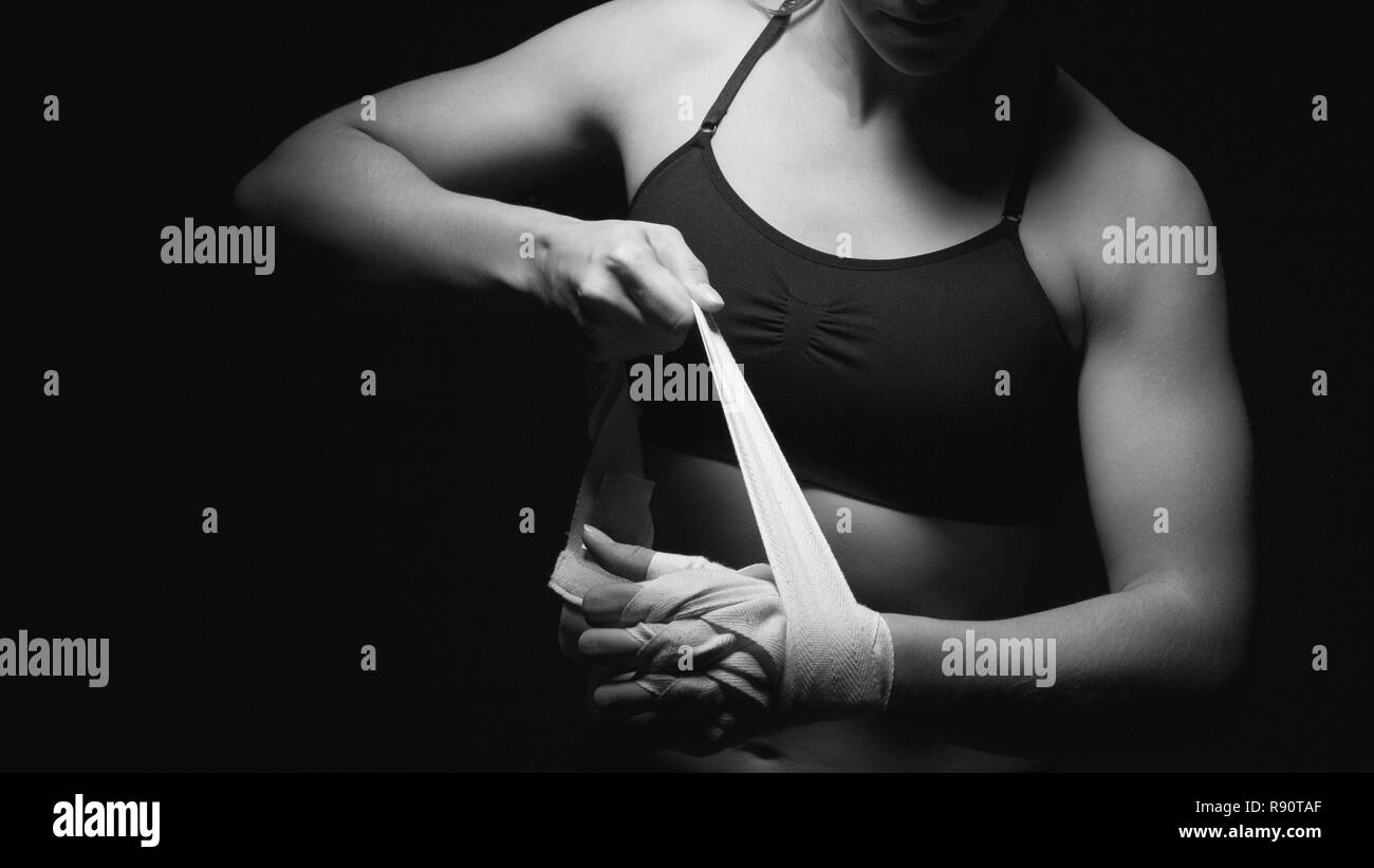 La donna prepara le sue mani per la lotta. Foto Stock