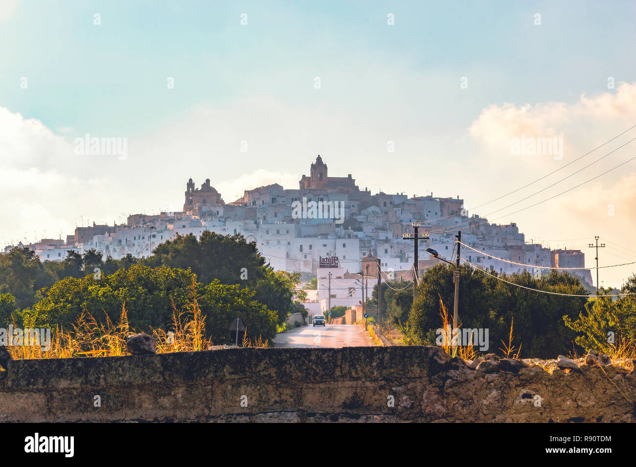 Vista panoramica della medioevale città bianca di Ostuni Foto Stock