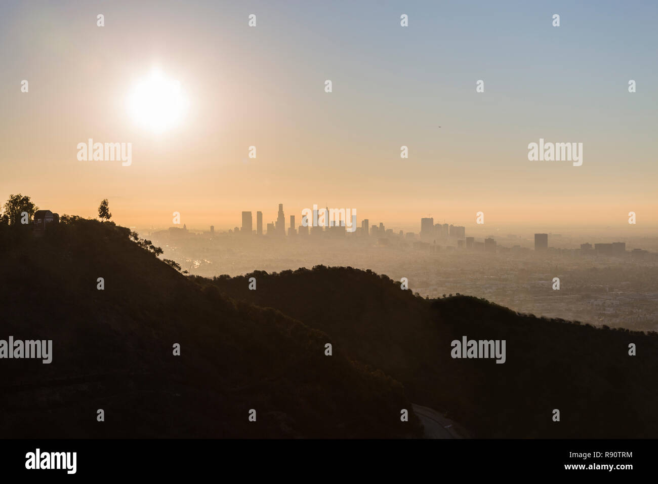 Mattina di sole vista dello skyline del centro cittadino di Los Angeles dal Parco Runyon e colline di Hollywood in California del Sud. Foto Stock