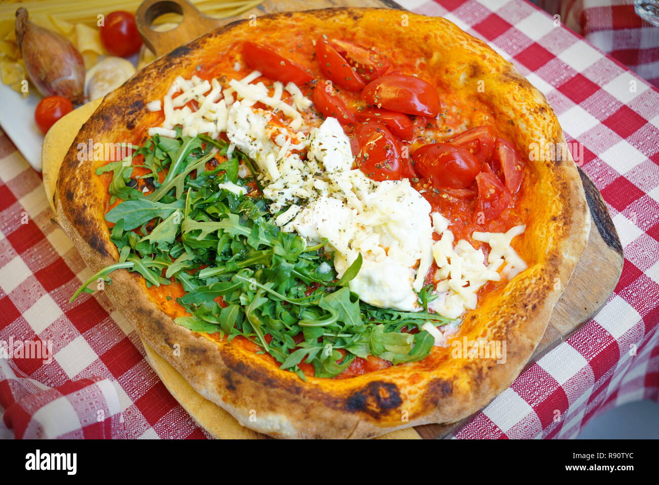 Italiano patriottica pizza tricolore con strisce di colore rosso, bianco e verde con i colori della bandiera nazionale Foto Stock