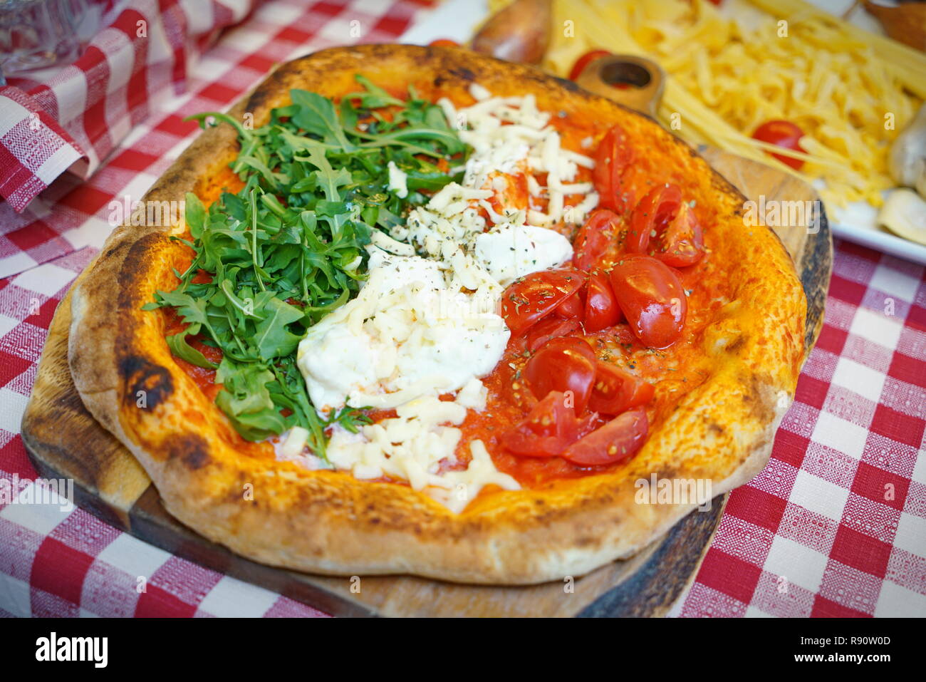 Italiano patriottica pizza tricolore con strisce di colore rosso, bianco e verde con i colori della bandiera nazionale Foto Stock