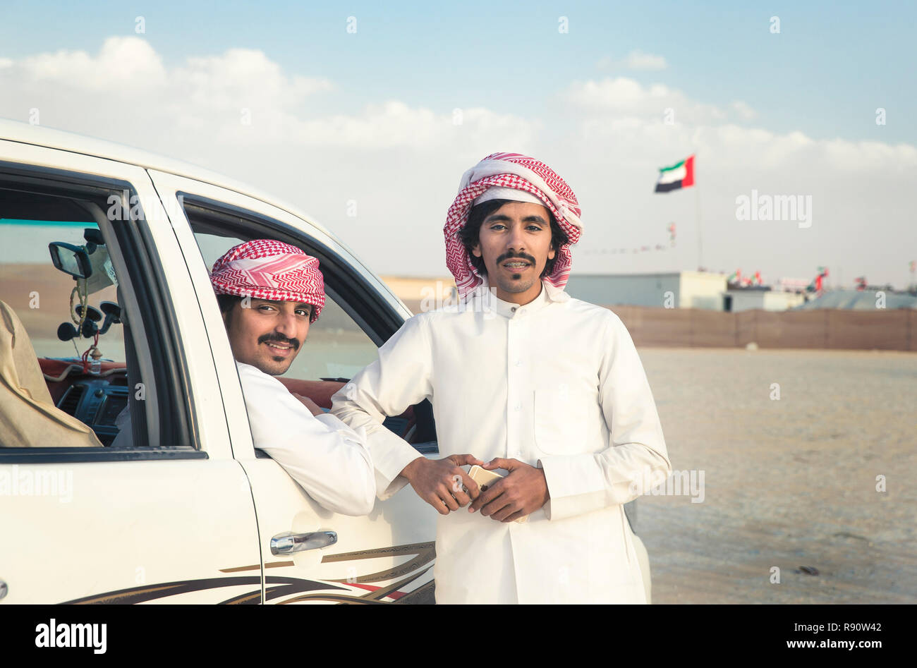 Madinat Zayed, Emirati arabi uniti, Dicembre 15th, 2017: uomo arabo con il suo cammello nel deserto Foto Stock