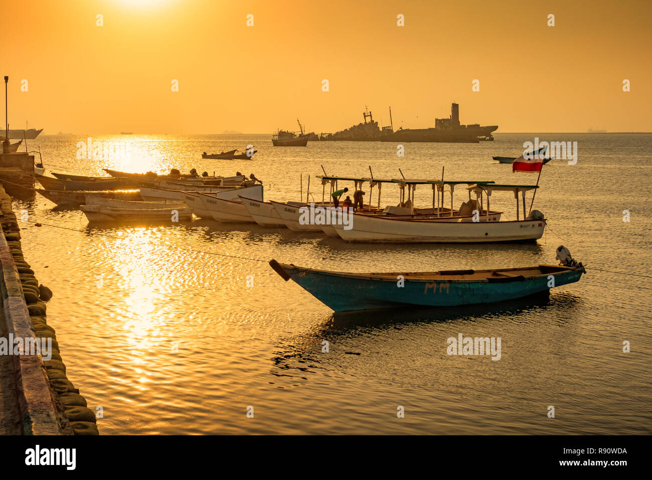 Le barche nel porto di Berbera Somaliland Somalia al tramonto Foto Stock