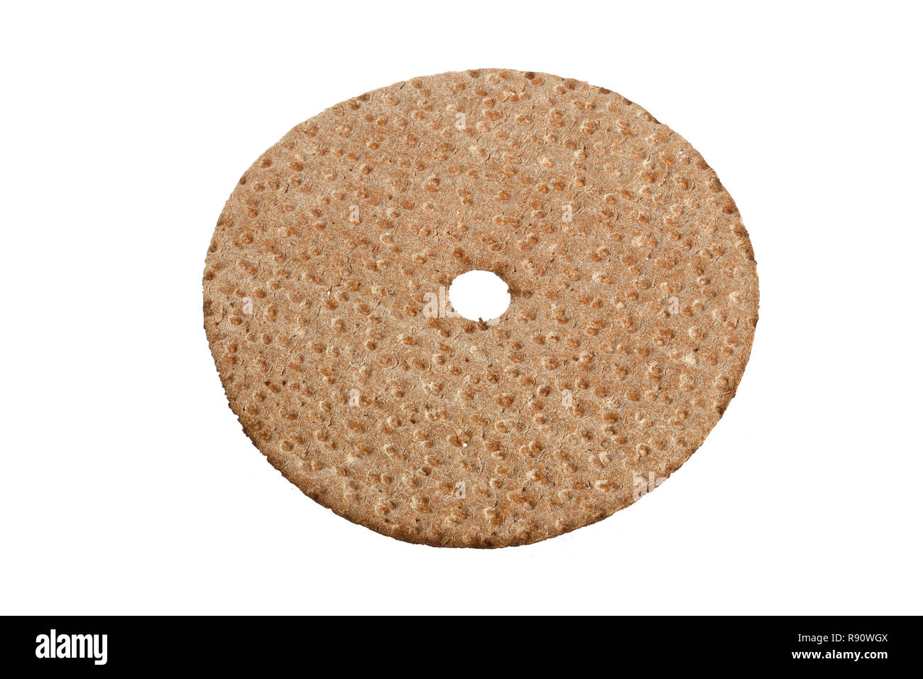 Angelo alta vista di un tradizionale svedese di croccante pane di segale isolati su sfondo bianco. Foto Stock