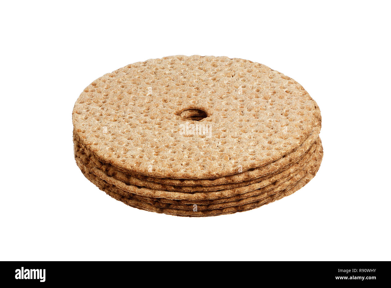 Uno stack di svedese tradizionale croccante pane di segale isolati su sfondo bianco. Foto Stock