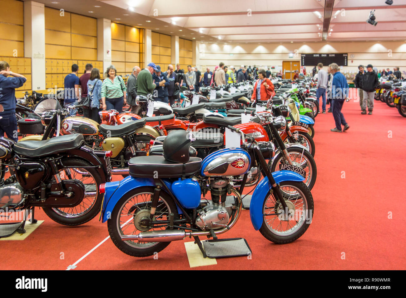 Per i visitatori in cerca di vintage moto / Moto a Shetland Classic Motor Show a Lerwick, isole Shetland, Regno Unito Foto Stock