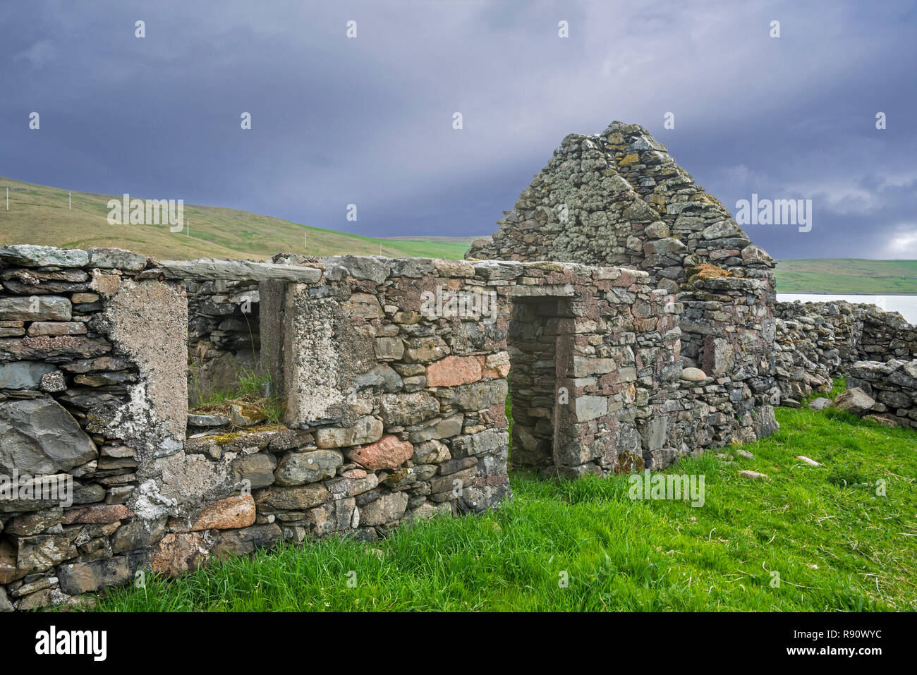 Resti di Croft, abbandonati durante la scozzese dei giochi delle Highland, isole Shetland, Scotland, Regno Unito Foto Stock