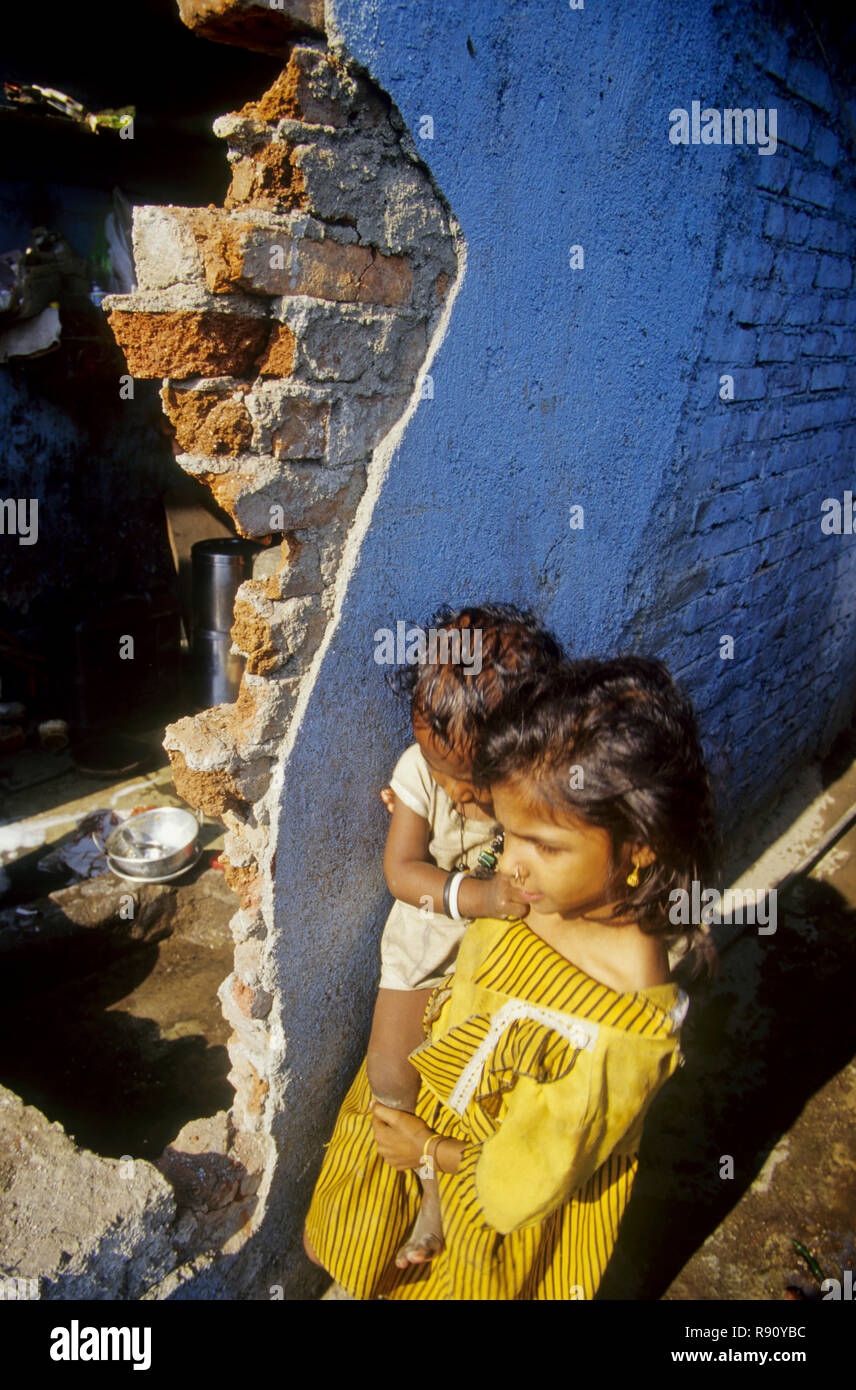 I bambini che vivono in baraccopoli vicino al binario ferroviario, harbor line, Mumbai Bombay, Maharashtra, India Foto Stock