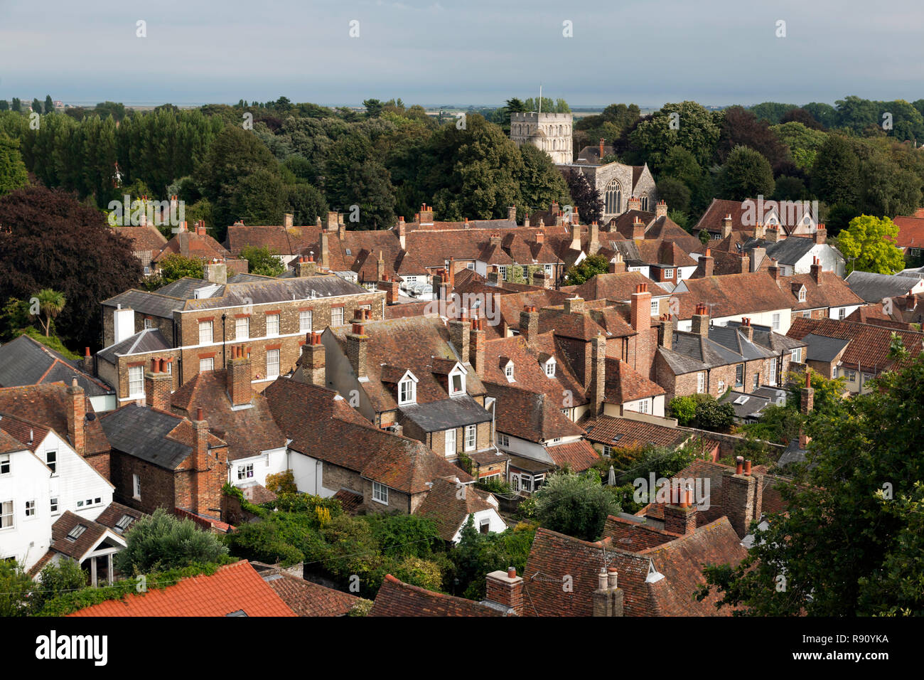 Vista aerea guardando verso San Clemente Chiesa, preso dalla torre della chiesa di St Peters, Sandwich, Kent Foto Stock