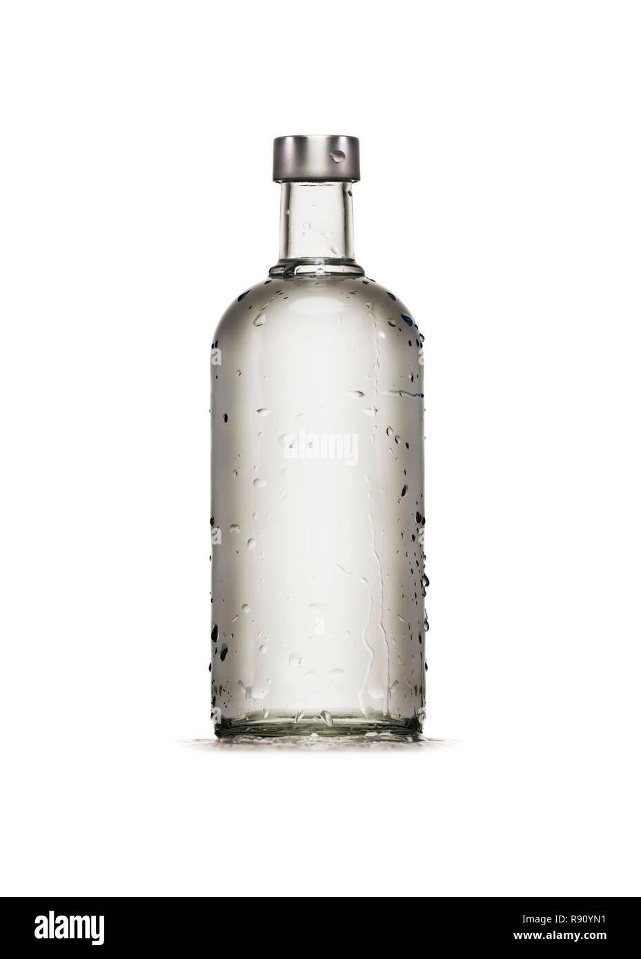 Trasparente umido pulire bottiglia di alcool con gocce isolati su