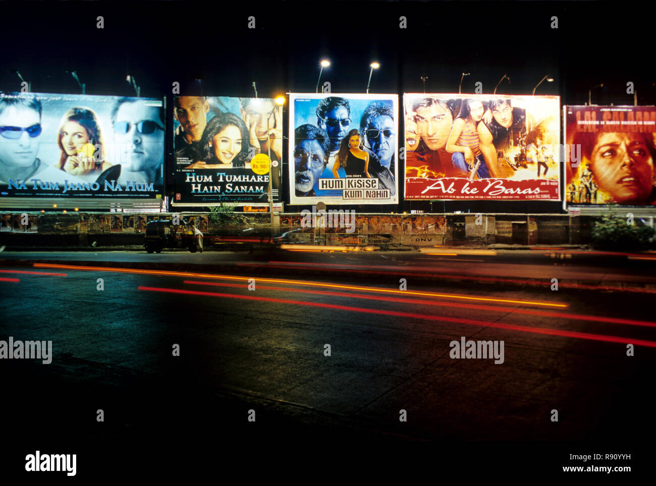 Hindi cinema cartelloni poster hoardings, Na Tum Jaano Na Hum, Hum Tumhare Hain Sanam, Hum Kisise Kum Nahin, AB KE Baras, Lal Salaam, Bombay, Mumbai, Maharashtra, India, Asia Foto Stock