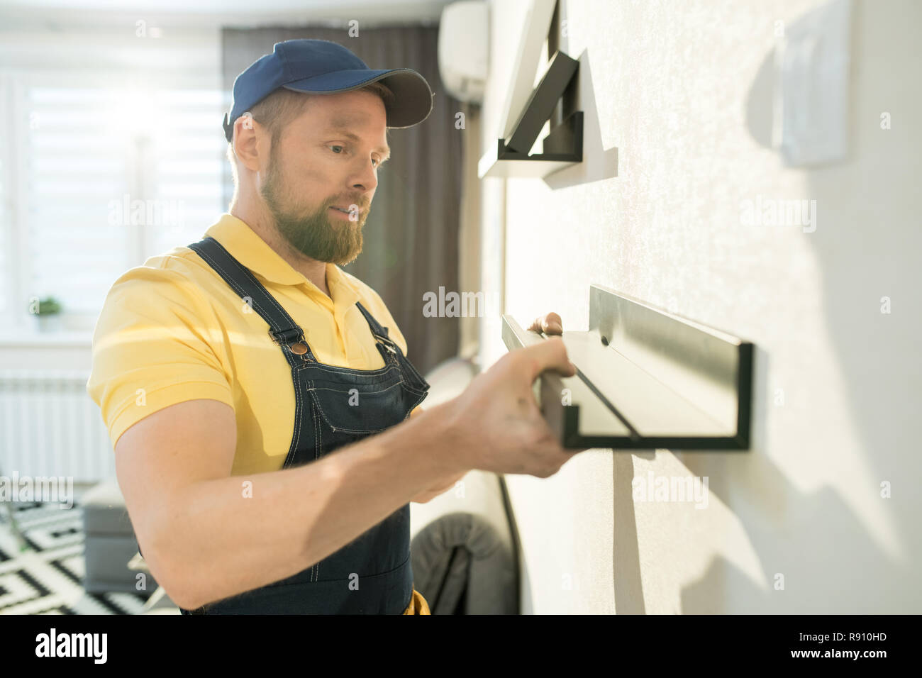 Contenuto tuttofare nel cappuccio lavorando in appartamento Foto Stock