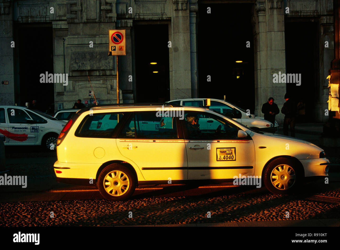 I mezzi di trasporto pubblici, taxi, Milano, Italia Foto Stock