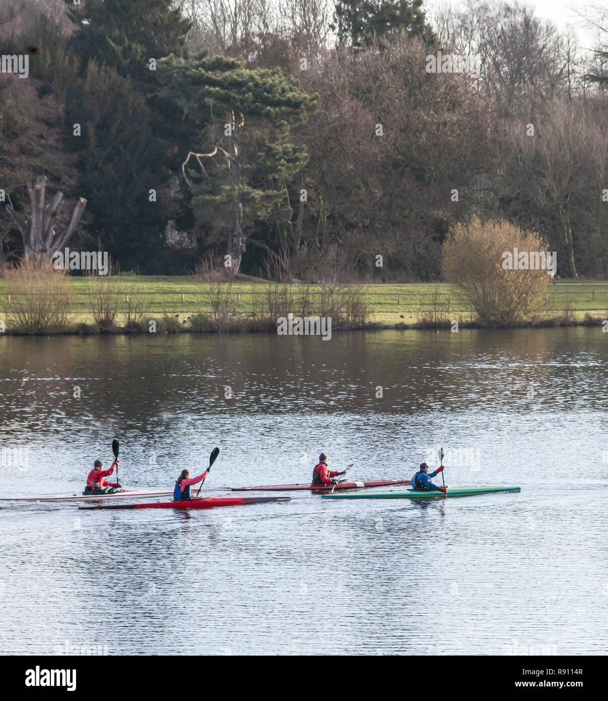Quattro persone che girovagano una canoa sul lago a Trentham Gardens Staffordshire England UK Foto Stock