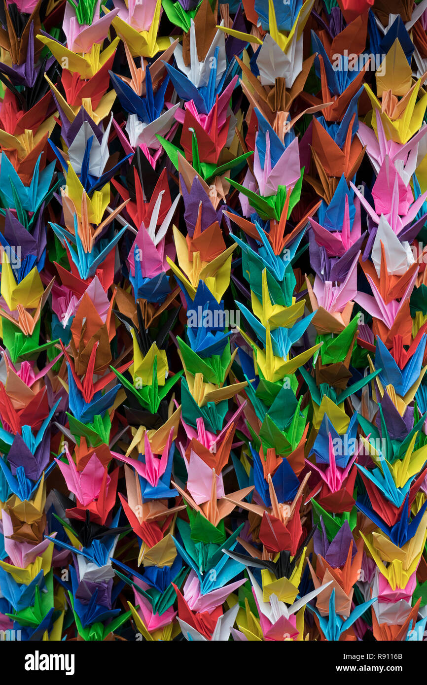 I grappoli di colorata carta origami gru uccelli full frame close up Foto Stock