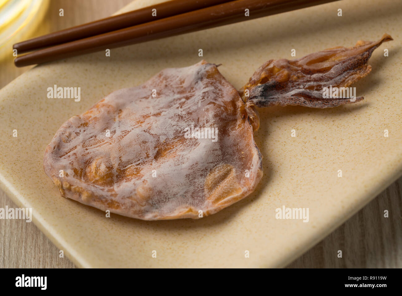 Giapponese essiccato e cotto alla griglia condito squid snack Foto Stock