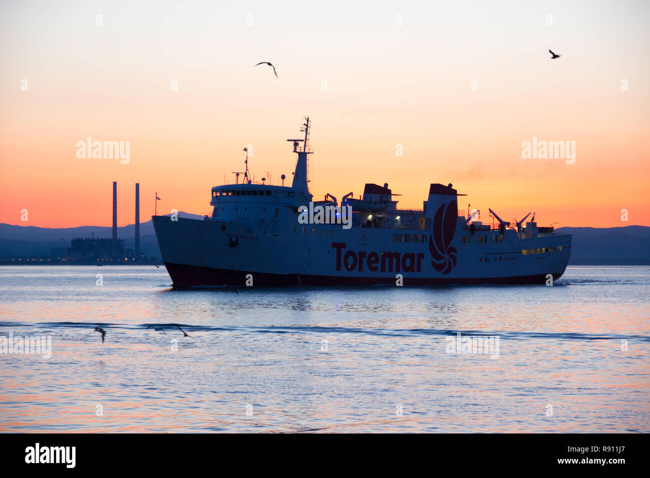 Piombino (LI), Italia - 09 agosto 2016: mv Marmorica in avvicinamento al porto di Piombino di sunrise Foto Stock