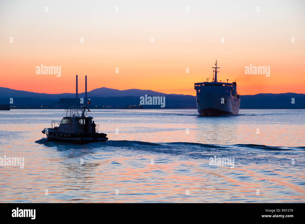 Piombino (LI), Italia - 09 agosto 2016: mv Marmorica in avvicinamento al porto di Piombino di sunrise Foto Stock