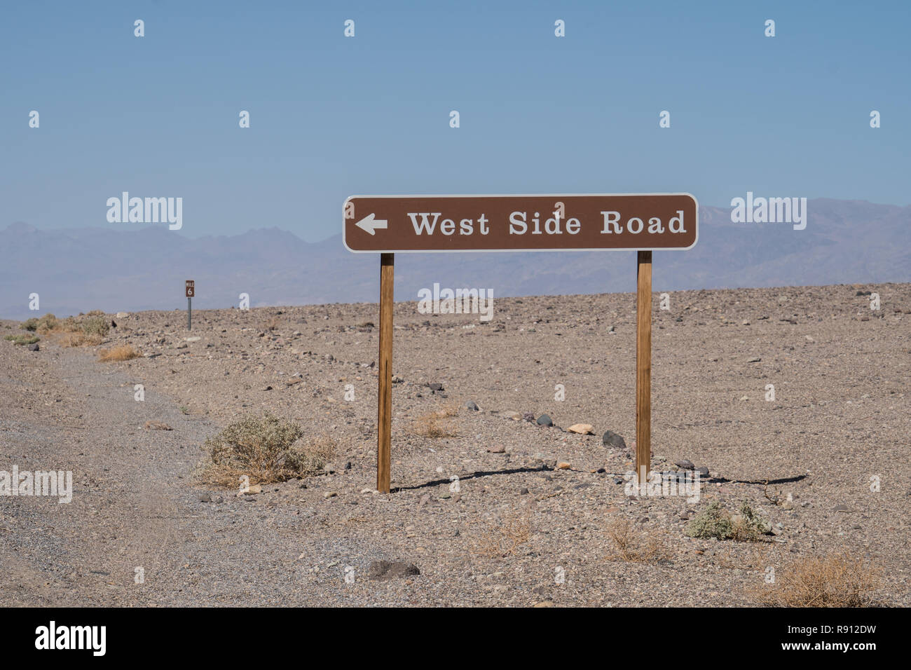 Firmare per il West Side Road, un telecomando backcountry deserto, sterrato nel Parco Nazionale della Valle della Morte in California Foto Stock