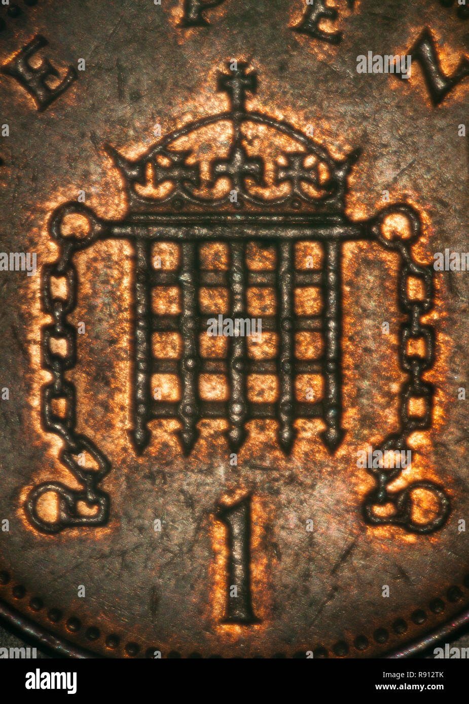 Regno Unito, Gran Bretagna moneta, un penny coin, illuminazione assiale dando un fiery effetto di illuminazione Foto Stock