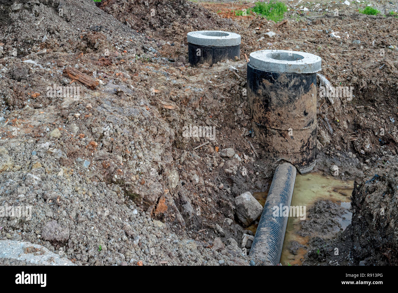 Costruzione in cemento tubo tubo. La costruzione di una strada di fognature nel sistema di scarico Foto Stock