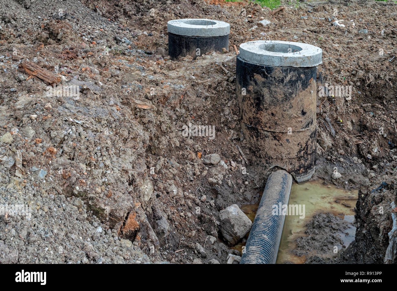 Costruzione in cemento tubo tubo. La costruzione di una strada di fognature nel sistema di scarico Foto Stock