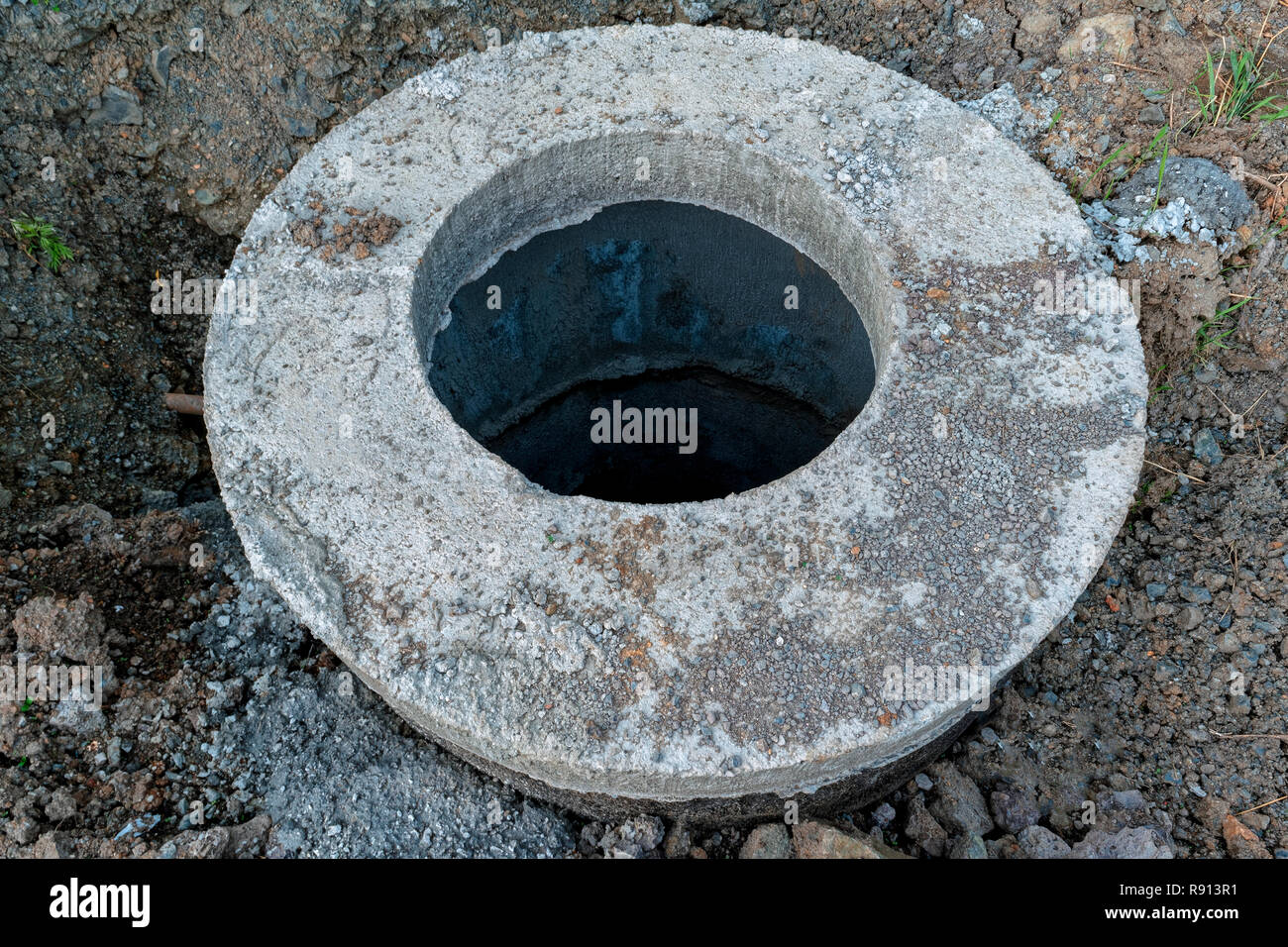 Costruzione in cemento tubo tubo. La costruzione di una strada di fognature nel sistema di scarico Foto Stock