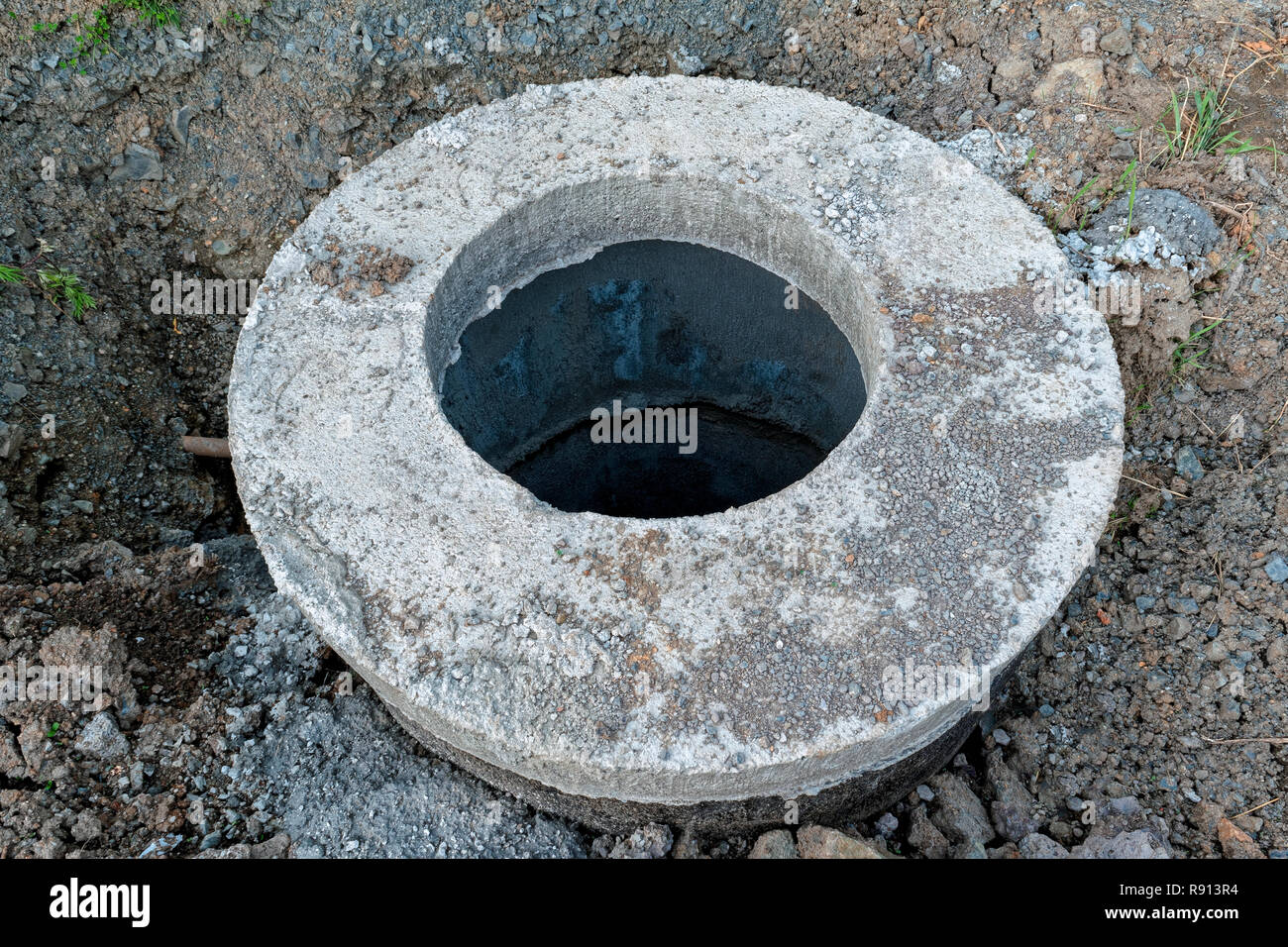 Costruzione in cemento tubo tubo. La costruzione di una strada di fognature nel sistema di scarico Foto Stock