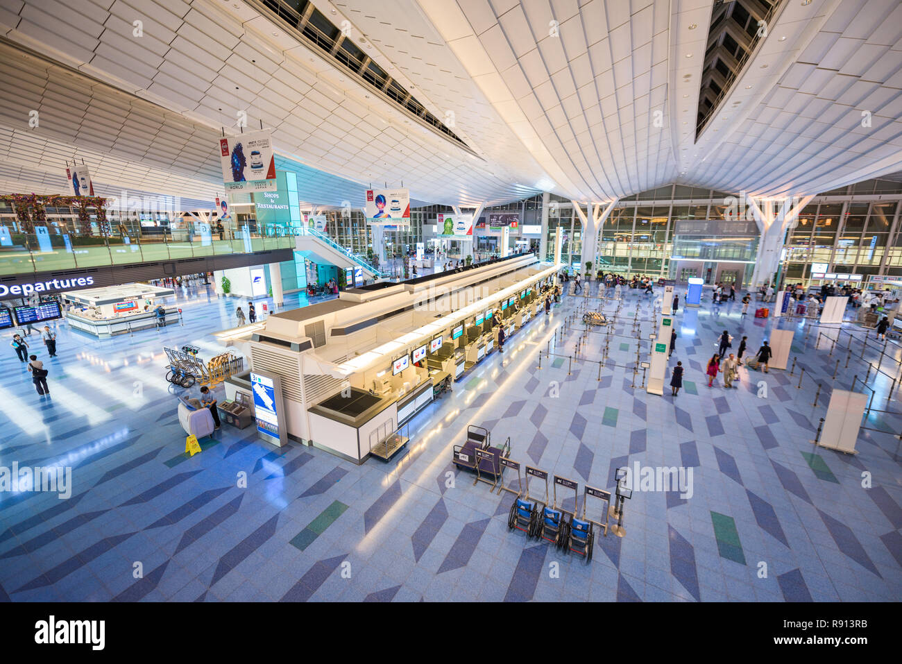 TOKYO, Giappone - 1 Settembre 2015: Passeggeri inserire l'Aeroporto di Haneda. Di Haneda è uno dei due principali aeroporti che servono la maggiore area di Tokyo. Foto Stock